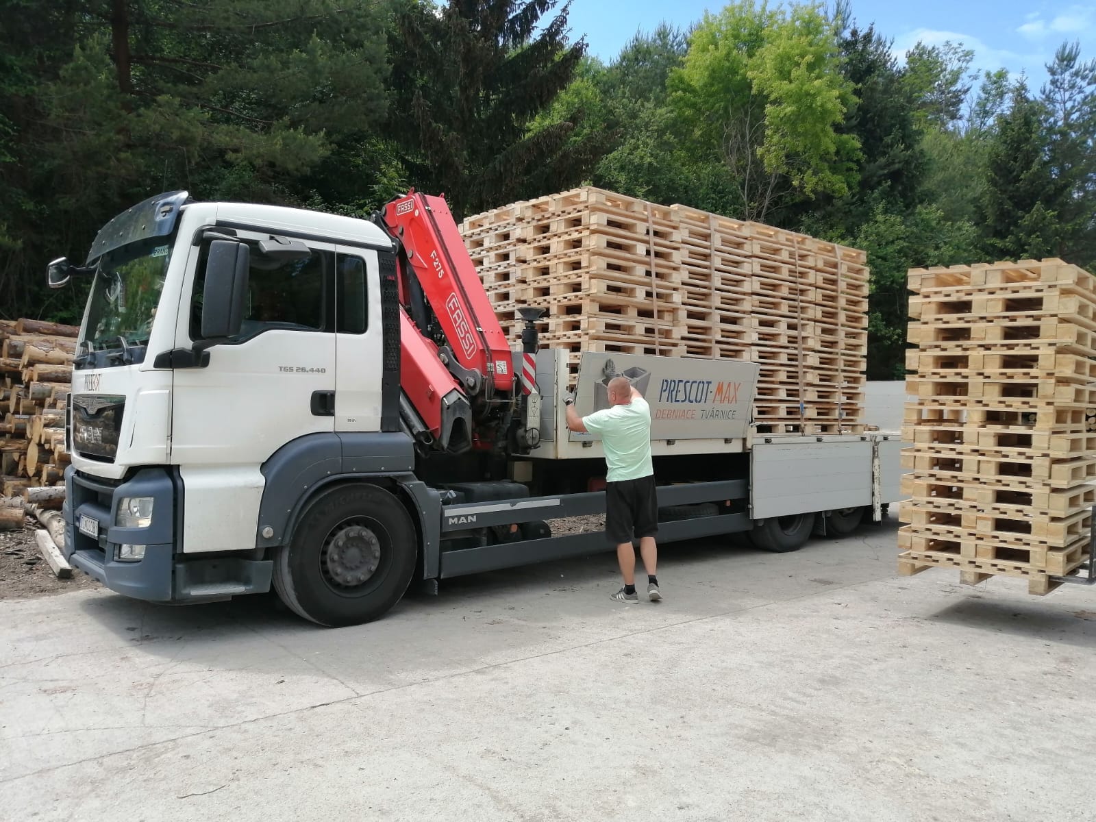 Nakládka palet hydraulickou rukou na nákladní auto MMLES