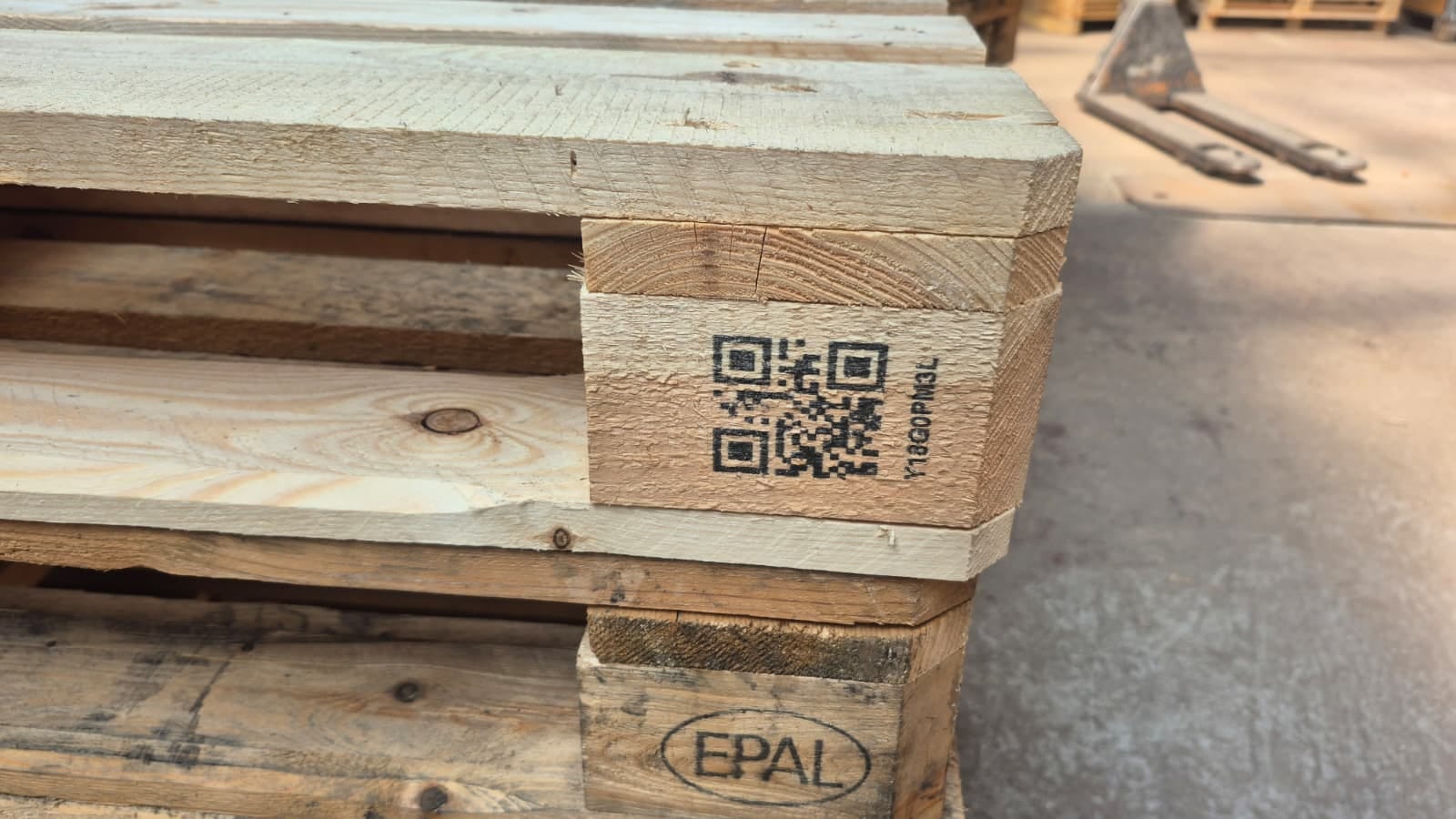 Detail značení a QR kódu na špalíku palety